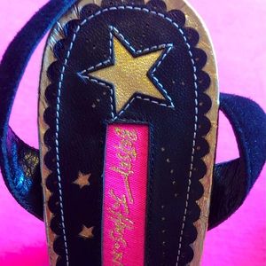 Betsy Johnson XOX Nora black & Gold heel. 8.5